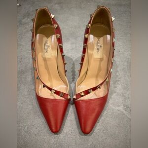 Valentino red and cream Heels with gold studs

Used once

Size 7